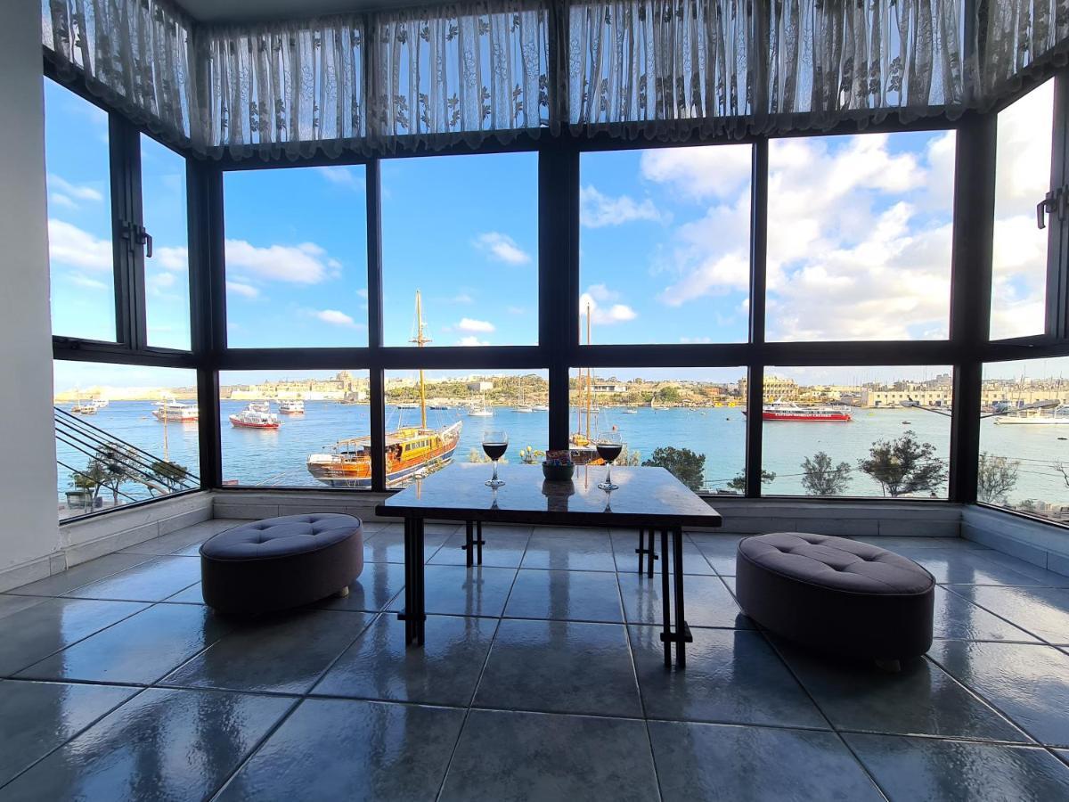 Spacious Seafront Apt Next To Sliema-Valeta Ferry Exterior photo